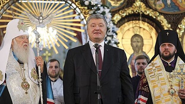 Порошенко наградил Филарета звездой героя Украины