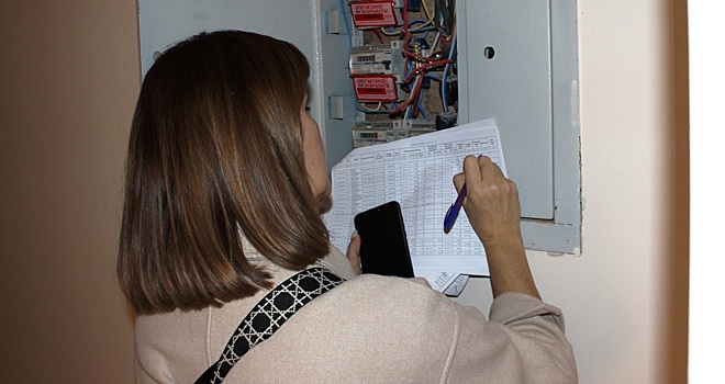 Во Владикавказе энергетики провели рейд по квартирам неплательщиков, убедив их в необходимости погасить долги