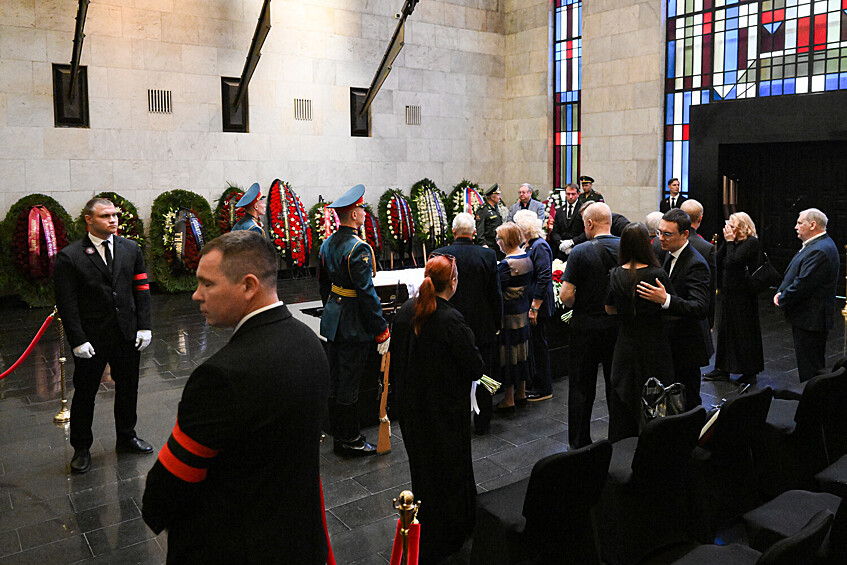 На церемонии прощания с председателем Верховного суда РФ Ириной Подносовой в траурном зале ЦКБ Управления делами президента РФ в Москве, 24 июля 2025 года