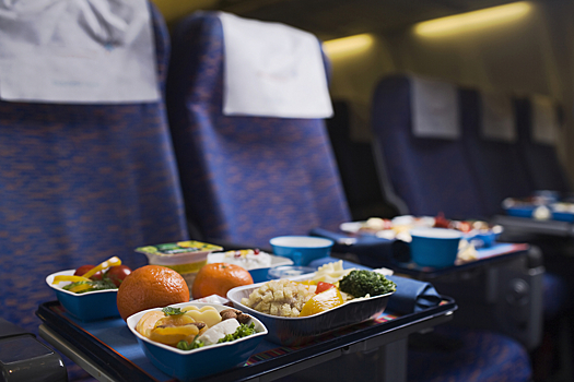 Почему может быть опасна еда в самолете