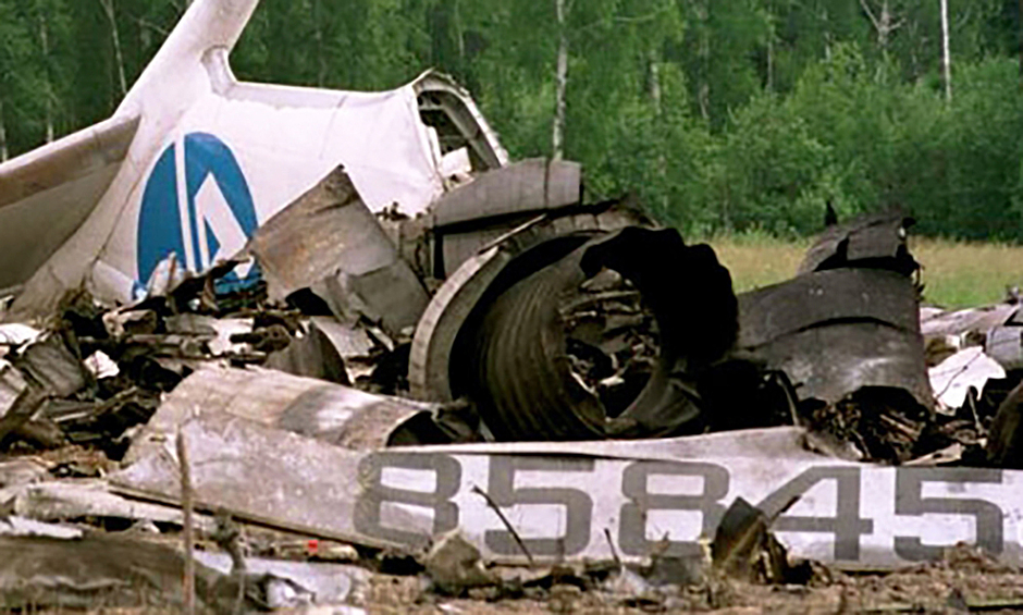 4 июля 2001 года Ту-154М авиакомпании «Владивосток Авиа» совершал рейс по маршруту Екатеринбург—Иркутск—Владивосток.  При заходе на посадку в аэропорту Иркутска самолет внезапно свалился в плоский штопор и рухнул на землю. 