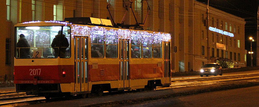 Новогоднюю иллюминацию включили на трамваях Ижевска