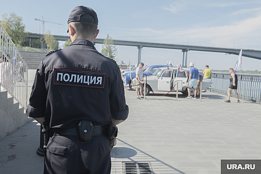 В Екатеринбурге люди в масках затолкали прохожего в авто и увезли