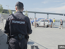 В Екатеринбурге люди в масках затолкали прохожего в авто и увезли