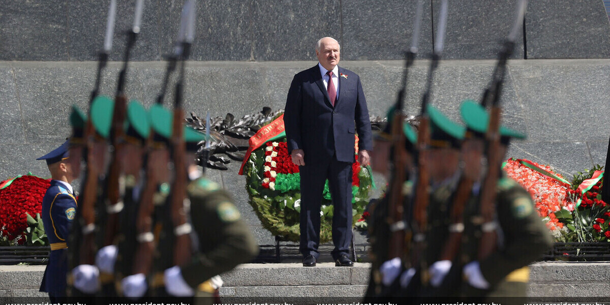 Лукашенко с сыновьями возложил цветы к монументу Победы в центре Минска