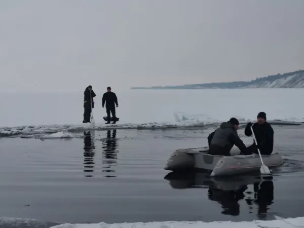 В Тольятти с отколовшейся льдины эвакуировали двух рыбаков
