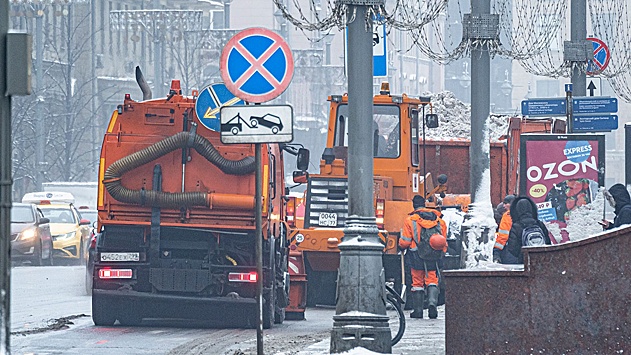 В Москве на расчистку снега бросили более шести тысяч единиц спецтехники