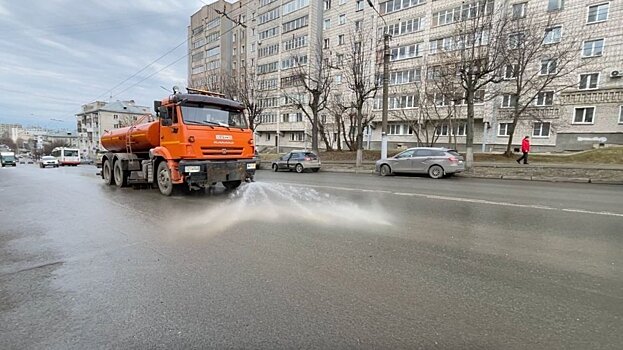В Кирове проводится влажная уборка улиц