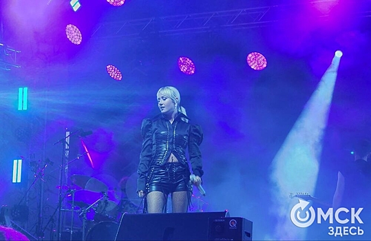 Дуэт с фанатом и видеообращение к бывшему. Как прошёл концерт Клавы Коки в Омске