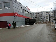 В Чехове военный «КамАЗ» врезался в стену супермаркета "Пятерочка"