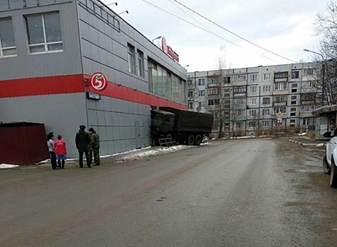 В Чехове военный «КамАЗ» врезался в стену супермаркета "Пятерочка"