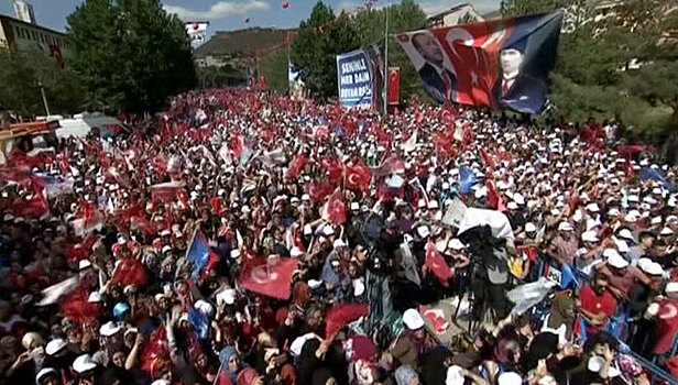 Десятки тысяч жителей Турции вышли на митинг