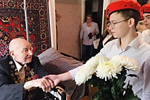 В Самарской области юнармейцы поздравили ветерана праздничным концертом