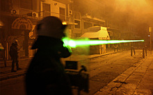 Американские протестующие используют промышленные лазеры для борьбы с полицейскими