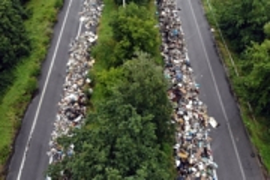 В Бельгии заброшенное шоссе завалено тысячами тонн мусора: фото
