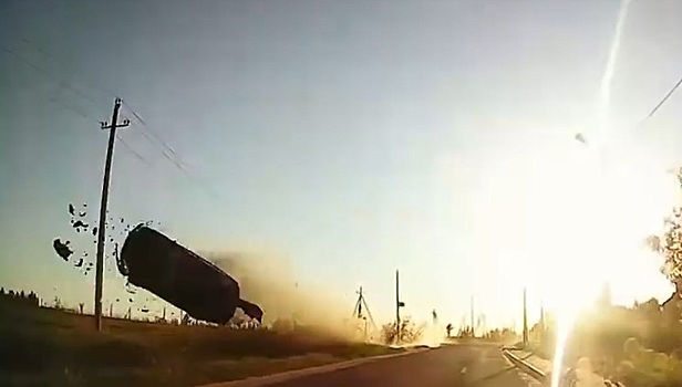 Впечатляющий полет легковушки в Подмосковье попал на видео