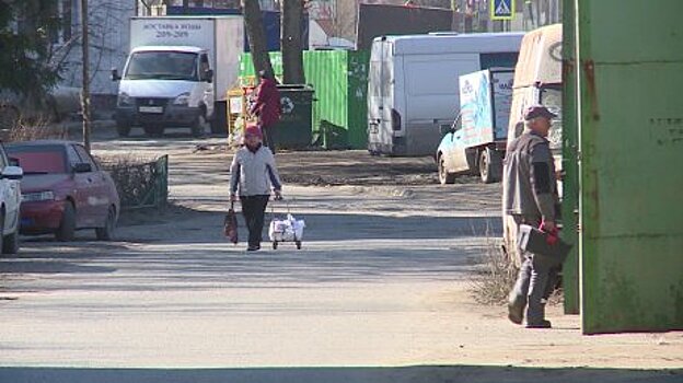 Пешеходам не хватает тротуара на улице Толстого