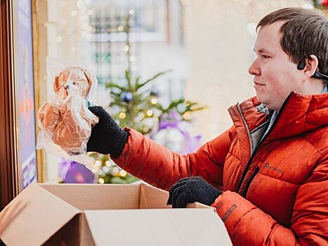 Москвичи приносят в павильоны "Фабрика подарков" товары для бойцов СВО