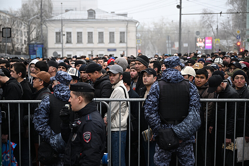 Верующие у Московской соборной мечети перед началом богослужении в день праздника Ураза-байрам, 10 апреля 2024 года