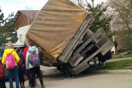 В Магнитогорске фургон упал на «Лексус»