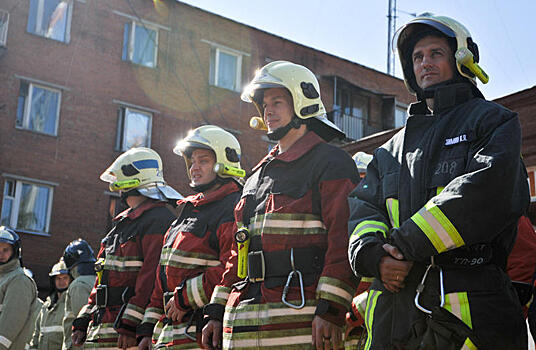 Сотрудники МЧС потушили пожар на складе в Зеленограде