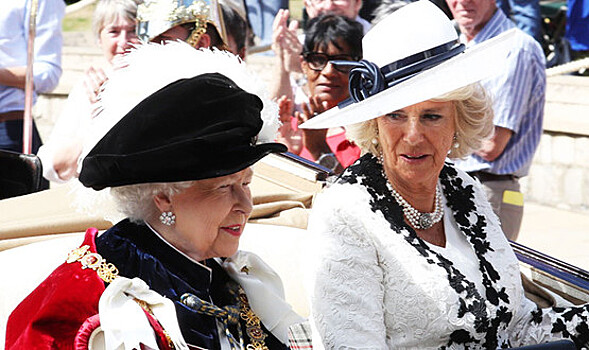 Королевская семья в нелепых шляпах раздала ордена