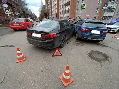 В центре Кирова водитель на «БМВ» не пропустил «Ладу Весту»