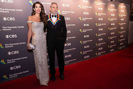 Амаль Клуни пришла на премию в серебристом платье Valentino