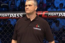 "Увольте его": Российский судья оскандалился в UFC