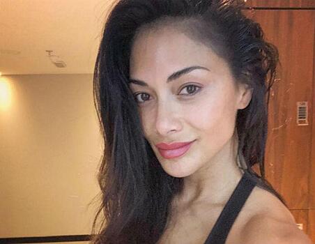 40-летняя Николь Шерзингер сверкнула безупречными формами на пляже