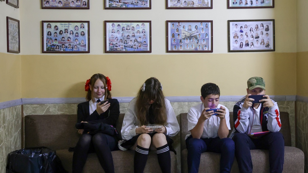 Эксперт объяснила запрет на использование смартфона школьниками во время уроков