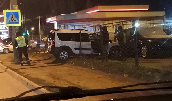 В Воронеже Lada на модных номерах влетала на парковку автосалона Ягуара