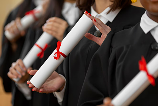 Студенты МГУ продавали места для родных сокурсников на выпускной. Что было дальше