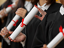 Студенты МГУ продавали места для родных сокурсников на выпускной. Что было дальше