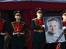 В Волгограде простились с умершим от коронавируса экс-губернатором Максютой