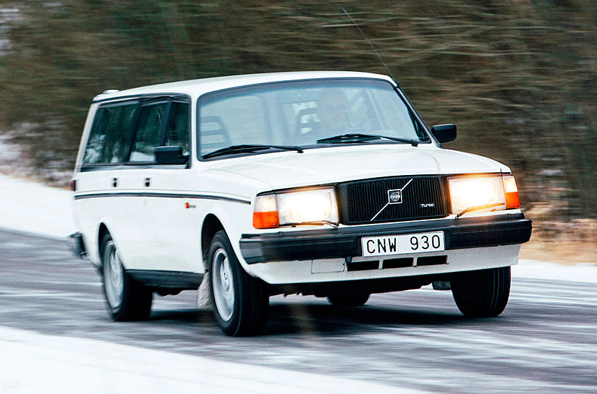 Volvo 242 Turbo со 157-сильной наддувной «четверкой» 2,1 литра достаточно девяти секунд, на ускорение до 100 км/ч — фактически на уровне Chevrolet Camaro Z28 тех лет. Этот же двигатель превратил универсал 245 Turbo (на фото) в быстрейший грузопассажирский автомобиль тех лет с максималкой свыше 190 км/ч.