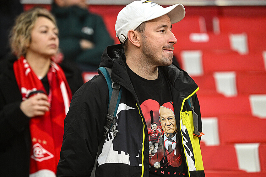 Поклонники и болельщики «Спартака» на церемонии прощания с олимпийским чемпионом 1956 года в составе сборной СССР по футболу Никитой Симоняном на стадионе «Лукойл Арена» в Москве, 27 ноября 2025 года