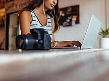 Женщина получает по 100 тысяч рублей за фотографии своих рук