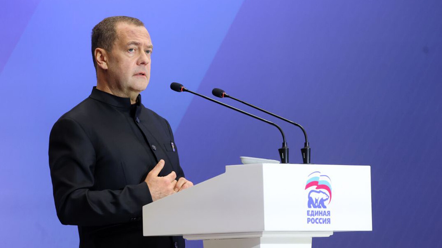 Медведев заявил о беседе «двух безмозглых русофобов» в Ереване