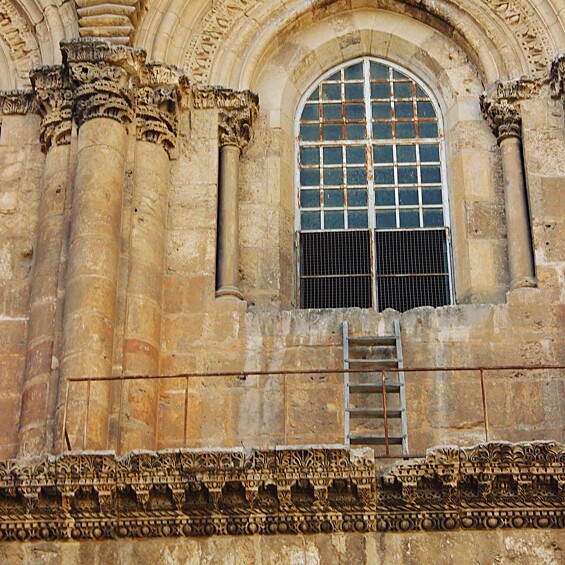 Недвижимая лестница, приставленная сотни лет тому назад каким-то каменщиком, сегодня является неприкосновенностью. Деревянная лестница, приставленная к правому окну второго яруса фасада Храма Гроба Господня в Старом городе в Иерусалиме.