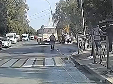 Разгневанный пассажир разбил стекло маршрутки, не дождавшейся его на Хилокской