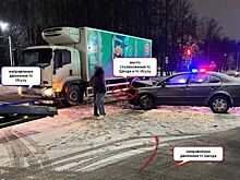 Автомобиль сбил человека и врезался в столб в Москве