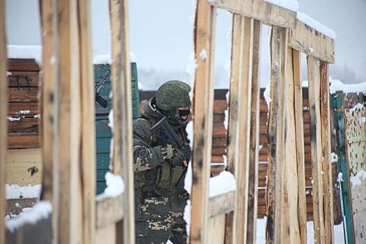 Носилки, печки и бронежилеты: чем тюменские предприятия помогают фронту