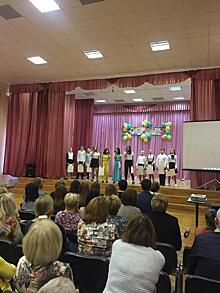 В школе на улице Софьи Ковалевской прошел концерт ко Дню учителя