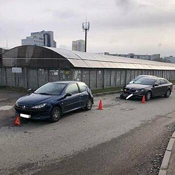 В Калининграде легковушка врезалась в две припаркованные машины