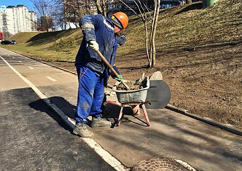 Рабочие отремонтировали дорогу на улице Антонова-Овсеенко