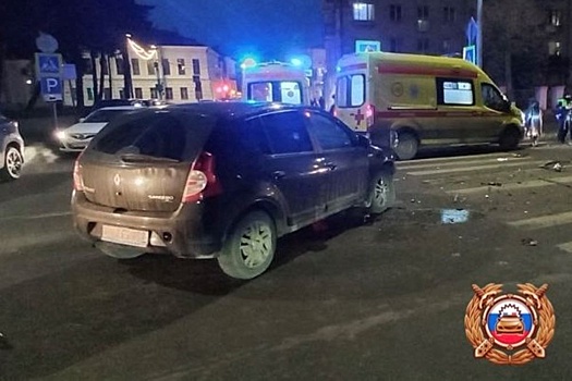 В Твери пять человек пострадали в столкновении двух машин с автобусом