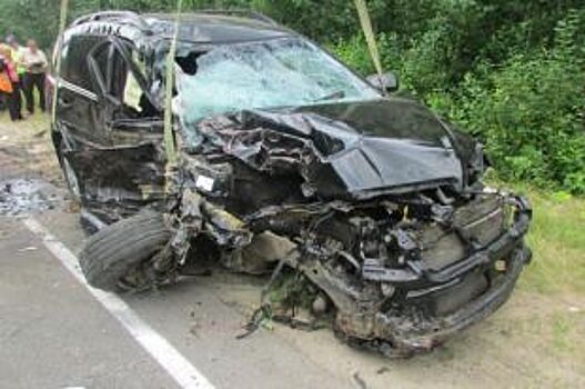 В Вологодской области "Мерседес" смял "Шевроле", въехав в него на встречке