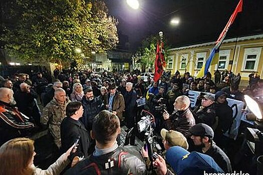 Националисты осадили посольство Польши в Киеве