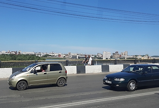 Несмотря на закрытие пешеходной части Ленинградского моста, омичи все равно перелезают через ограждения
